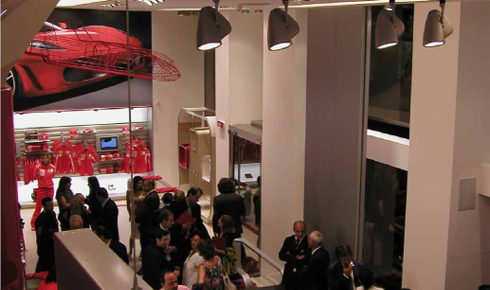Ferrari Store a Milano, entrata principale